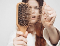 Mách bạn Phương pháp trị rụng tóc giúp kích thích mọc tóc hiệu quả, đơn giản